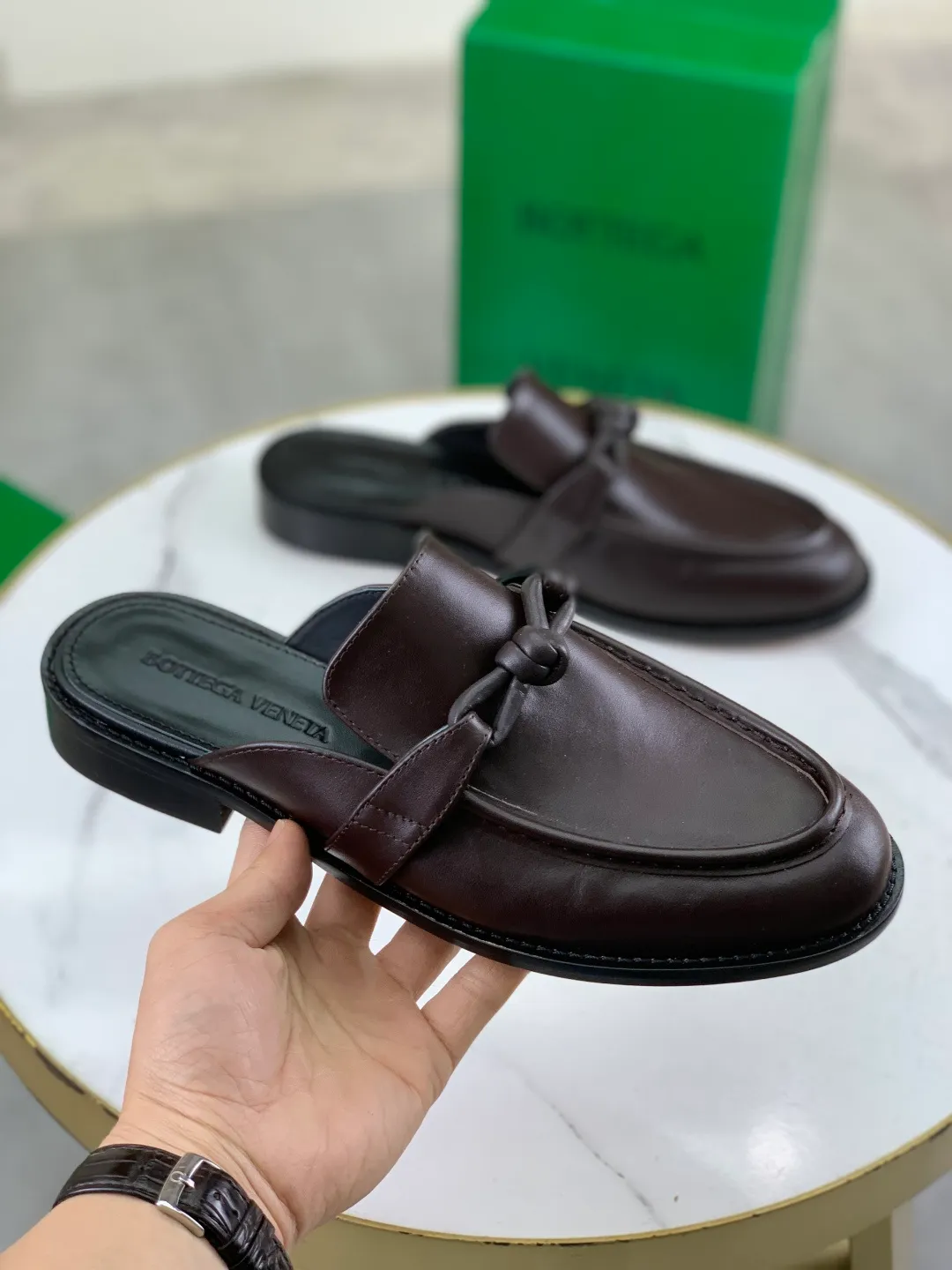 Men's shoes 💰P800 [New model] (genuine leather outsole) water-dyed cow lining 💰High-quality business couple half-slip leather shoes 💎💎💎 BOTTEGA VENETA official website synchronizes the latest top version of BV in the market, accepts material comparison, shoe type comparison, process comparison, practical and textured, versatile and suitable for any occasion, the more you look at it, the more flavorful it becomes. Purely hand-knitted craftsmanship - Upper material, calfskin imported from Italy 🇮🇹 - High-quality water-dyed cowhide lining - Original private model customized leather outsole -Size: Female 35-39 (40 ordered) Male 39-44 (38 45 can be customized) Color: Multiple colors available